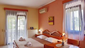 Rom – standard | Sengetøy av topp kvalitet, dundyner og safe på rommet