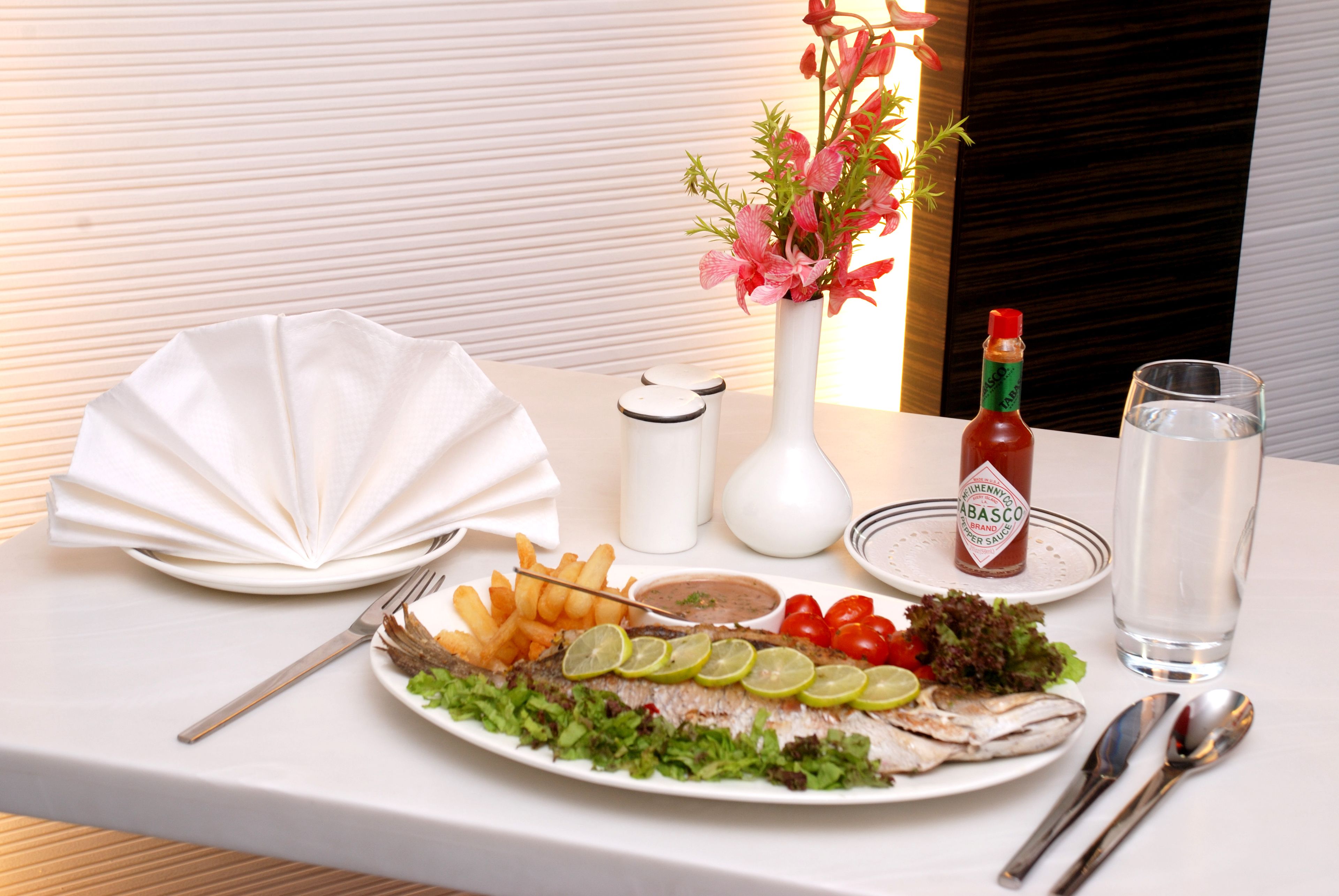 朝食、ランチ、ディナーに営業 (ガーデン ビュー)