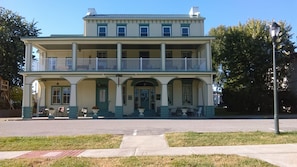 Front of property - Empire House Hotel (Rising Sun)
