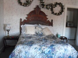 Deluxe Room, 1 Queen Bed, River View | Free WiFi