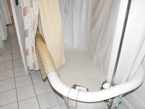 Une salle de bain avec une baignoire, des toilettes et un rideau de douche.