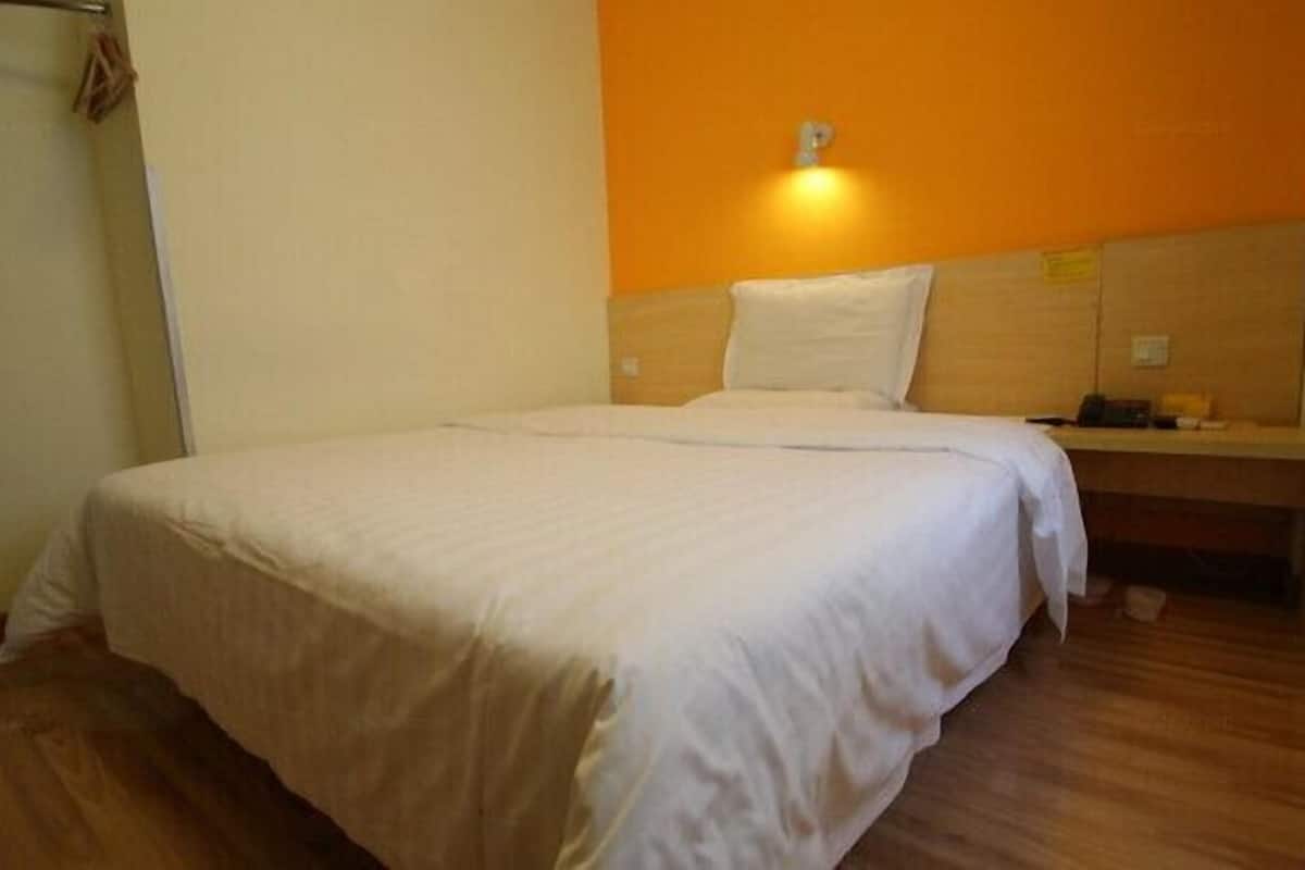 Standard room with one king bed | WiFi (free)