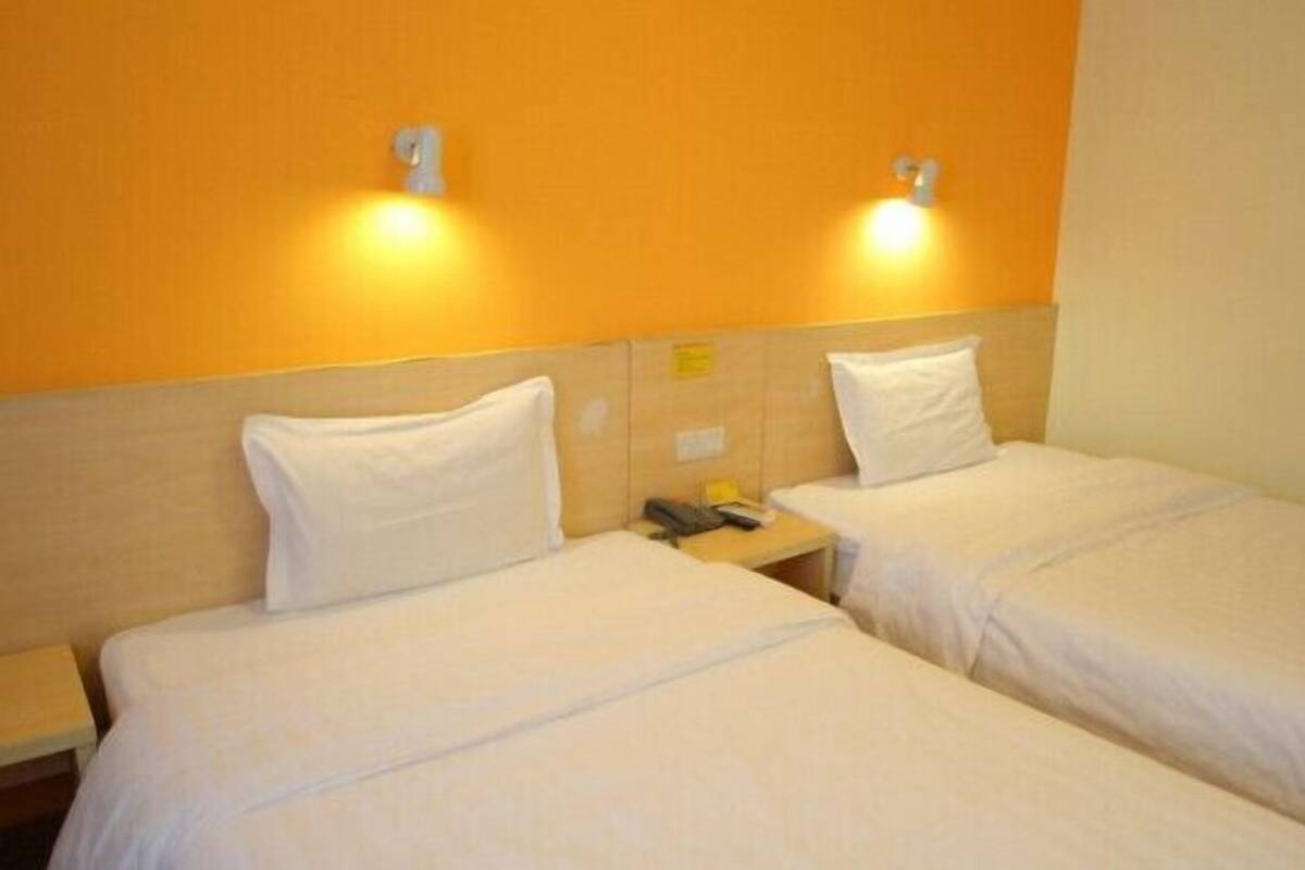 Standard room with two beds | Free WiFi