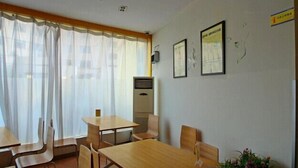 Breakfast area - 7 Days Inn Xujia Hui (Shanghai)