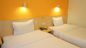 Standard room with two beds | WiFi (free) - 7 Days Inn 2nd Branch of Xujiahui (Shanghai)