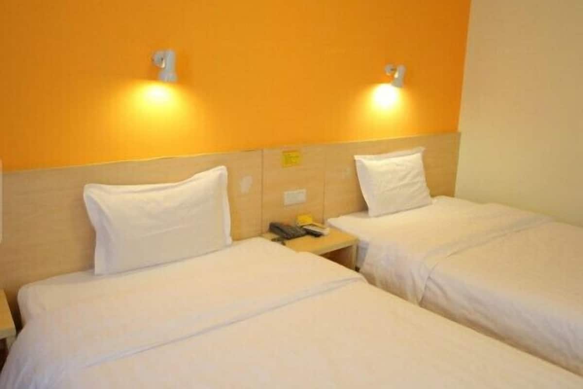 Standard room with two beds | Free WiFi