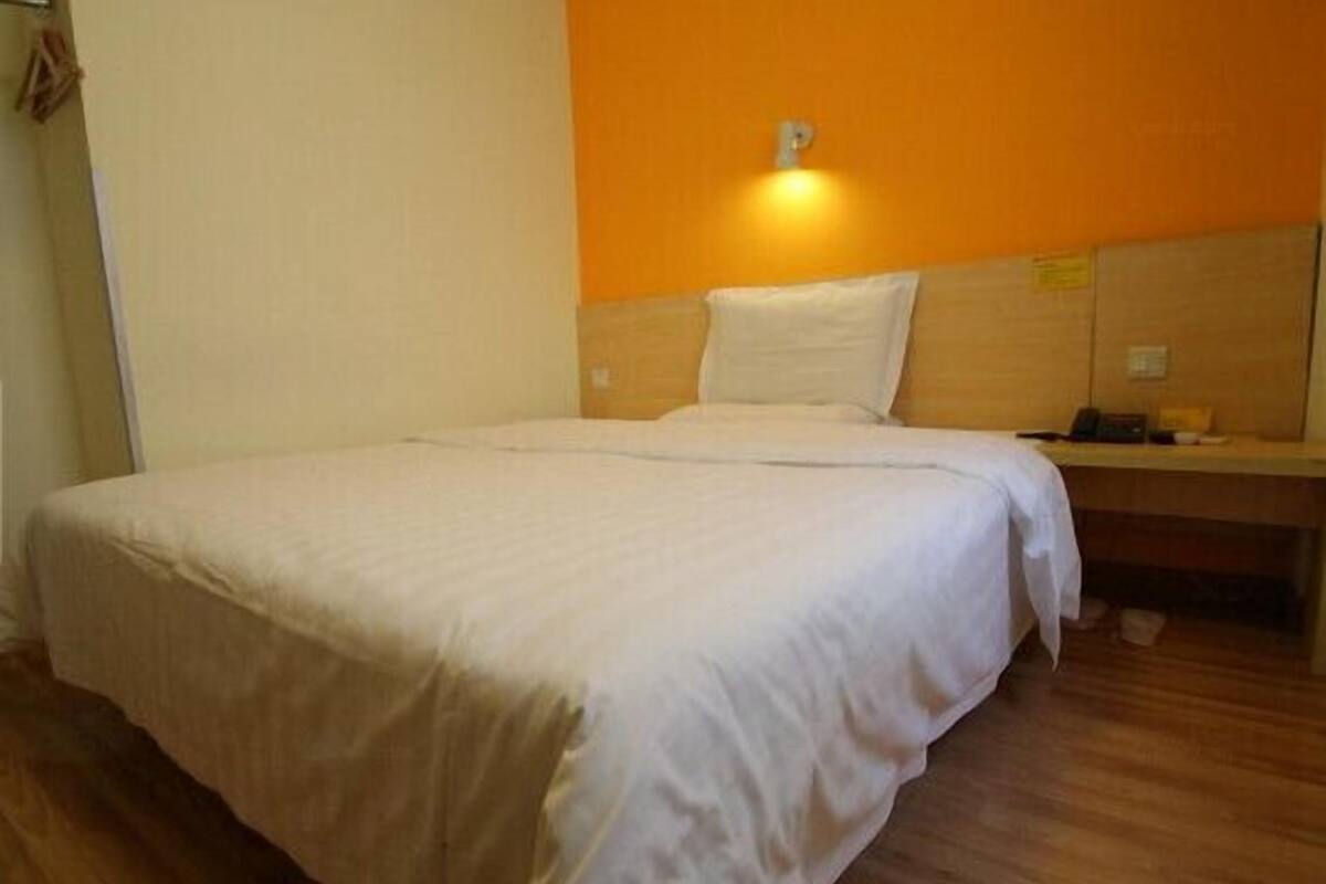 Standard room with one king bed | Free WiFi
