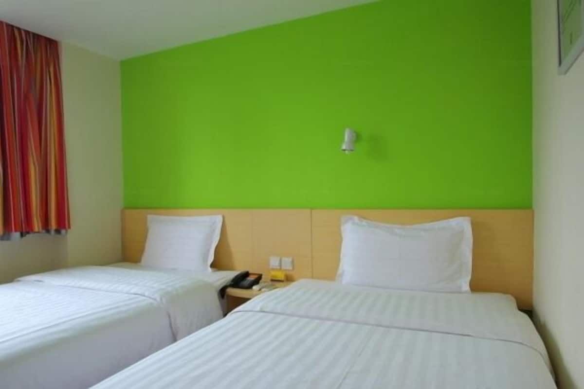 Habitación estándar con 2 camas | Escritorio y wifi gratis