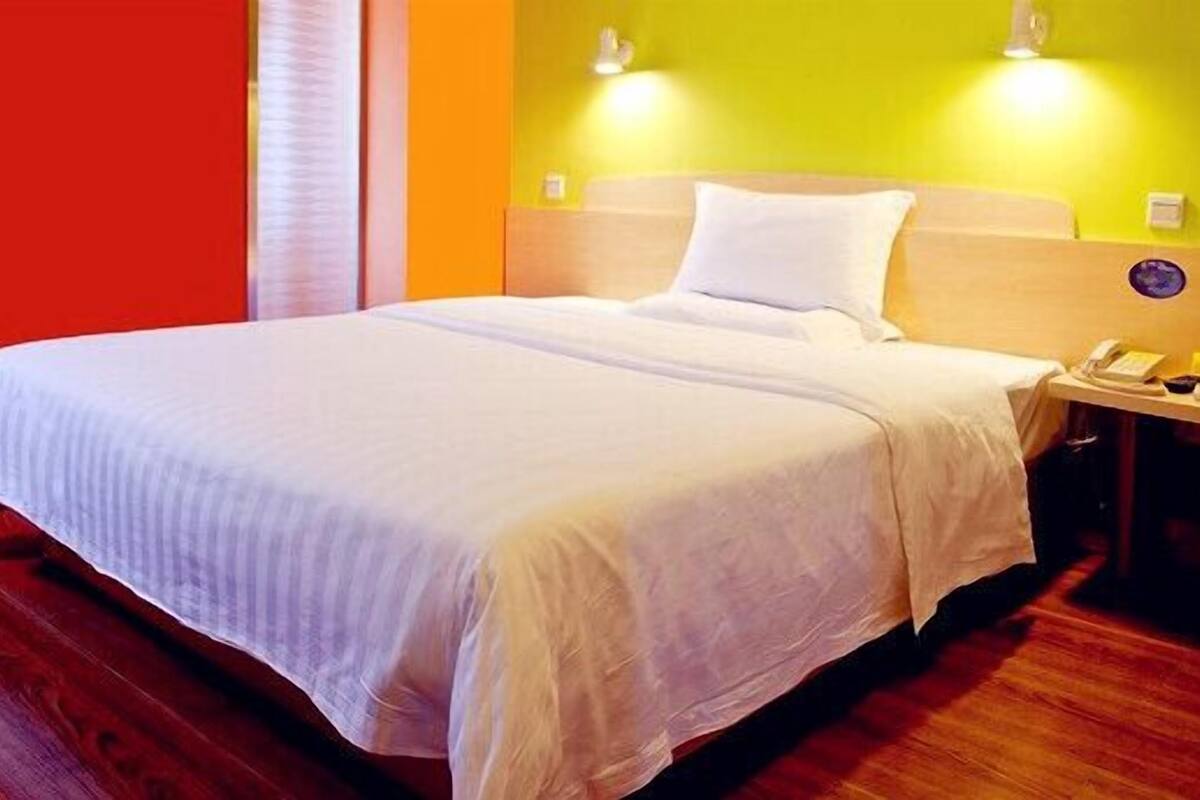 Standard room with one king bed