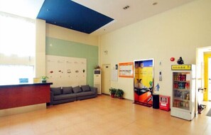 Lobby sitting area - 7 Days Inn Lujiazui (Shanghai)