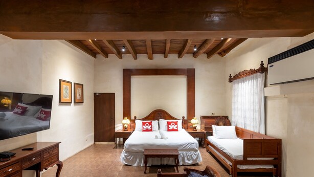 Suite, 1 King Bed | Desk, rollaway beds (surcharge), WiFi (free), bed sheets - Gordion Vigan (Vigan)