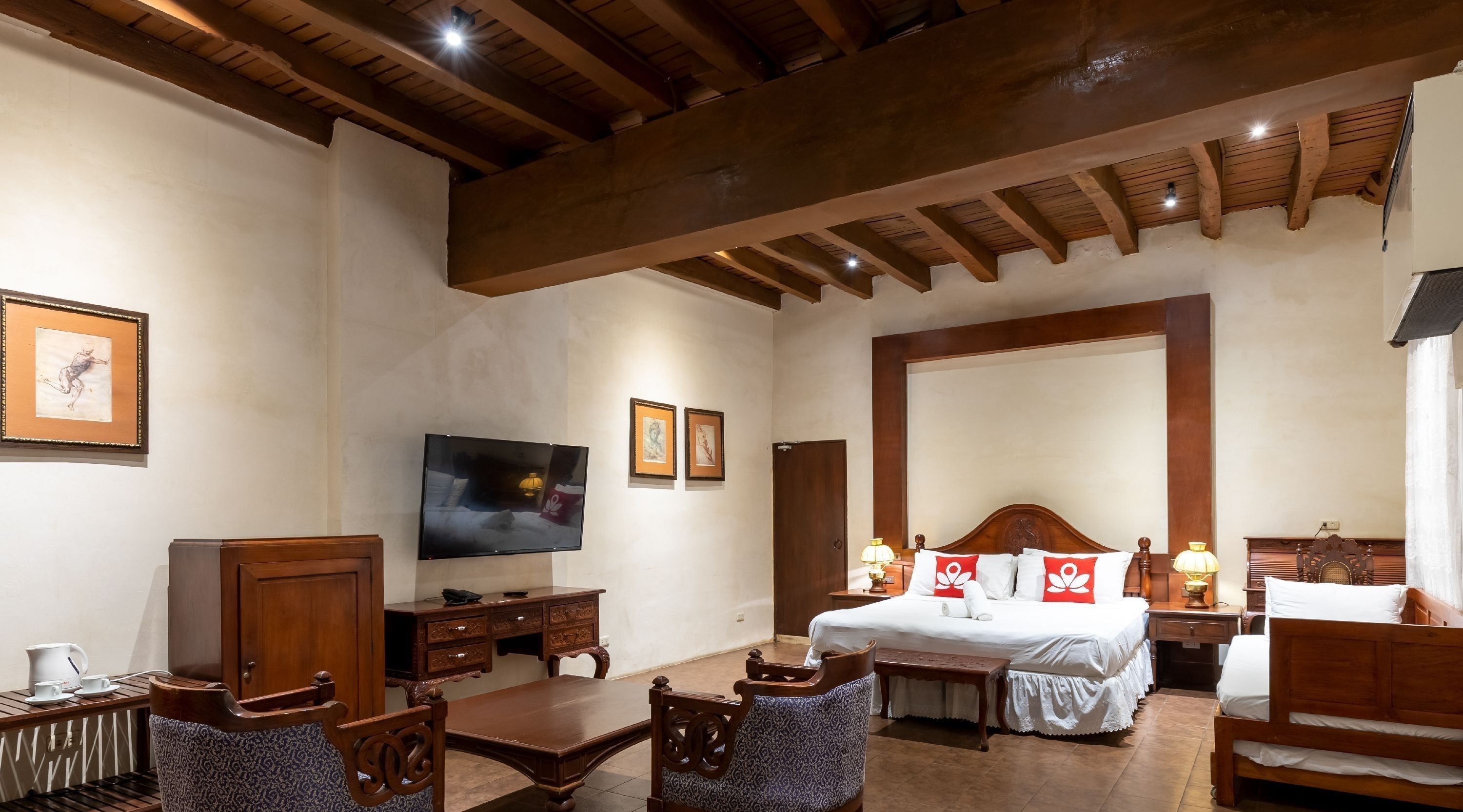 Suite, 1 King Bed | Desk, rollaway beds, free WiFi, bed sheets