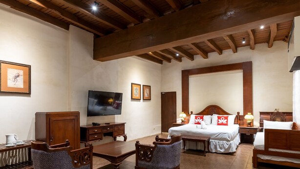 Suite, 1 King Bed | Desk, rollaway beds (surcharge), WiFi (free), bed sheets - Gordion Vigan (Vigan)