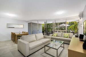 Standard Apartment, 2 Bedrooms, Non Smoking, Kitchen | Ruang tamu | TV Plasma 