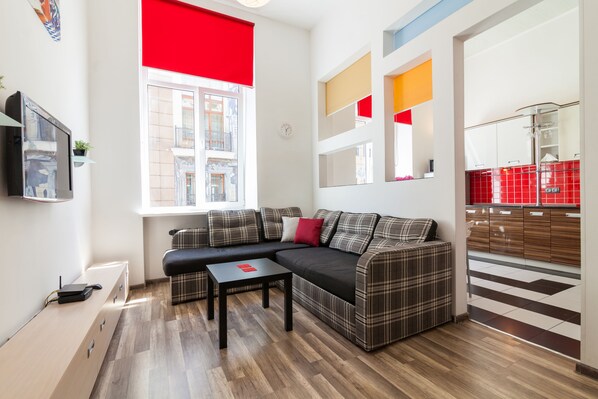 Departamento Deluxe, 1 habitación, cocina | Sala de estar | Televisión de pantalla plana de 32 pulgadas con canales por cable 