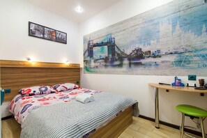 Departamento estándar, 1 habitación, cocina (Petra Doroshenka Str.64, Apt 3a, Lviv) | Área de sala de estar | Televisión de pantalla plana de 32 pulgadas con canales por cable 