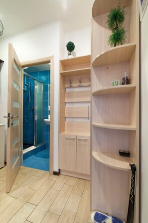Standaard appartement, 1 slaapkamer, keuken (Petra Doroshenka Str.64, Apt 3a, Lviv) | Luxe beddengoed, individueel gemeubileerd, een bureau