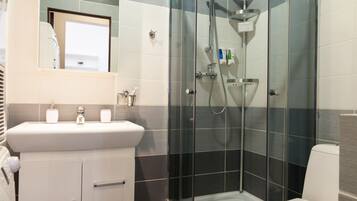 Deluxe-huoneisto, 1 makuuhuone, keittiö | Kylpyhuone | Suihku, ilmaiset hygieniatuotteet, hiustenkuivaaja, tohvelit