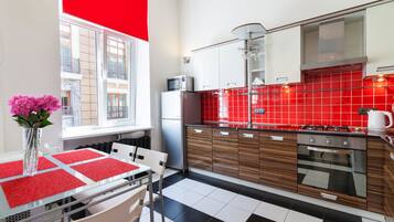 Deluxe-huoneisto, 1 makuuhuone, keittiö | Yksityinen keittiö | Täysikokoinen jääkaappi, mikroaaltouuni, liesi, kahvin-/teenkeitin