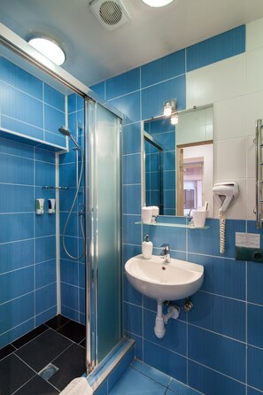 Appartement Standard, 1 chambre, cuisine (Petra Doroshenka Str.64, Apt 3a, Lviv) | Salle de bain | Douche, articles de toilette (gratuits), séchoir à cheveux, pantoufles