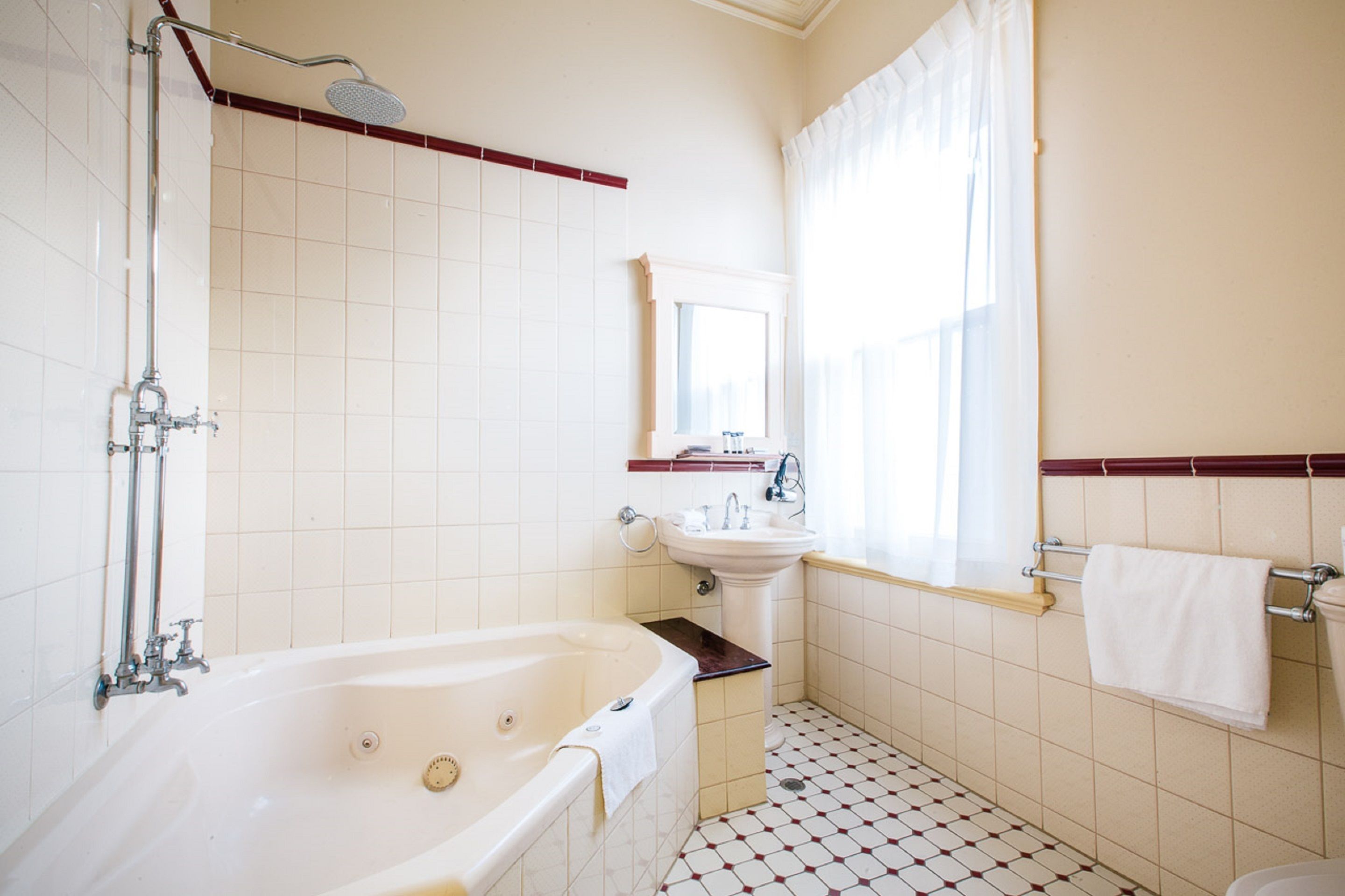 combined shower/bathtub, deep-soaking bathtub, free toiletries