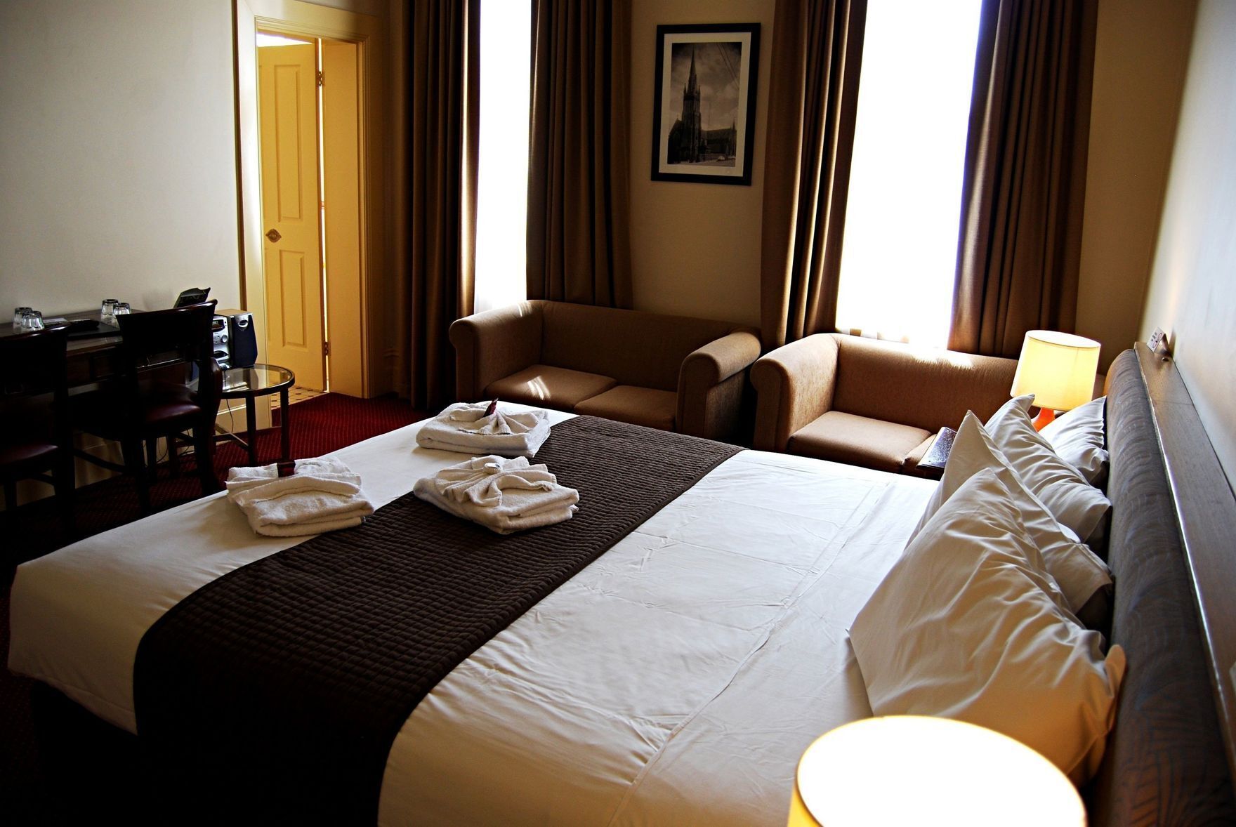 Skrivebord, blendingsgardiner, strykejern/-brett og wi-fi (inkludert)