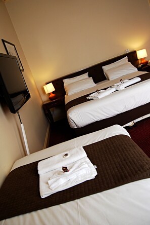 Desk, blackout curtains, iron/ironing board, free WiFi - Glenferrie Hotel (Hawthorn)