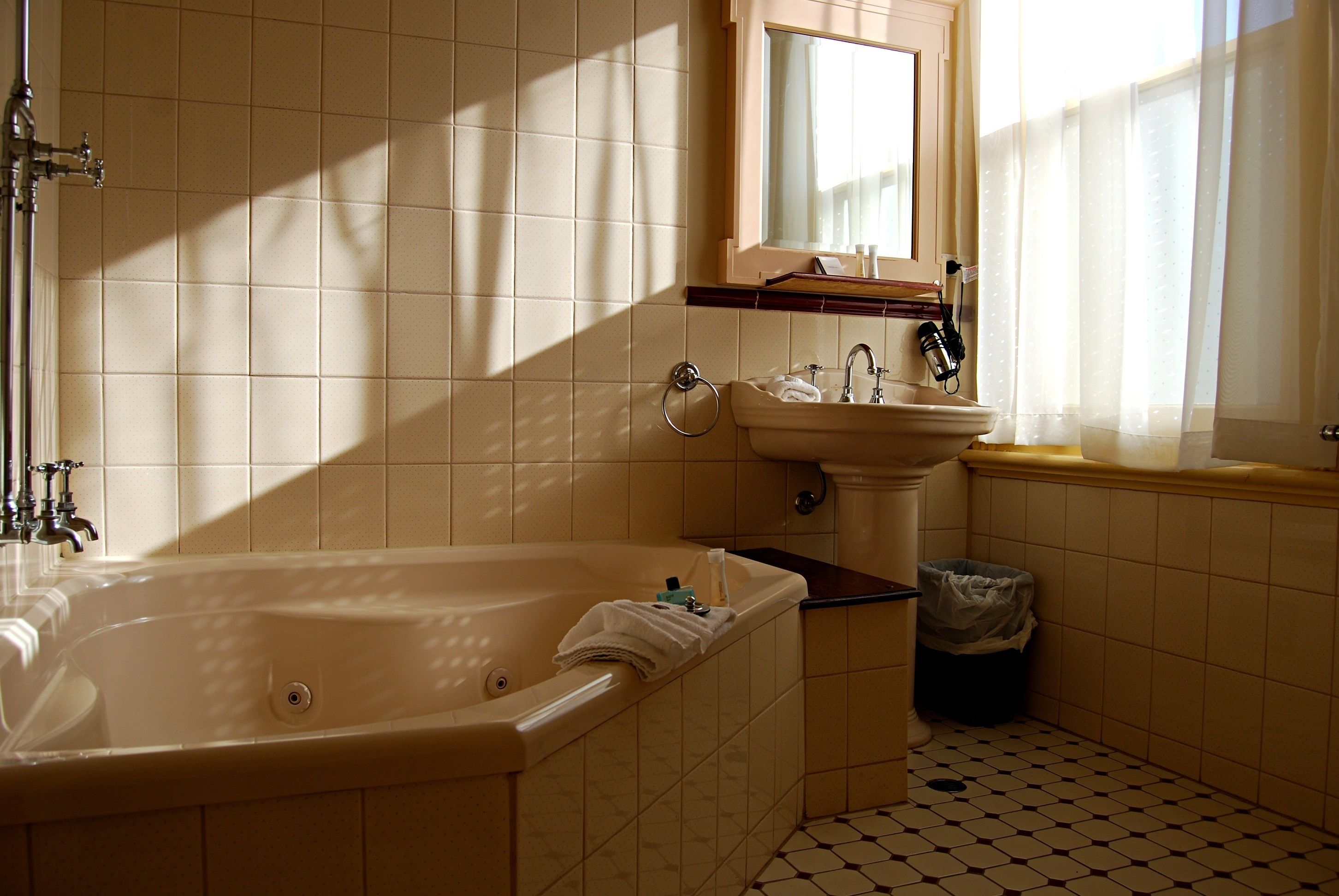 combined shower/bathtub, deep-soaking bathtub, free toiletries