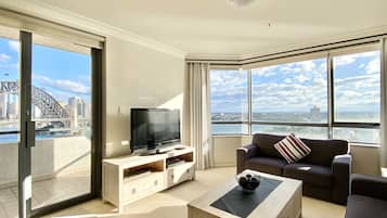 Superior Apartment, 1 Bedroom, Balcony, Harbour View | Ruang tamu | TV LCD, pemain DVD