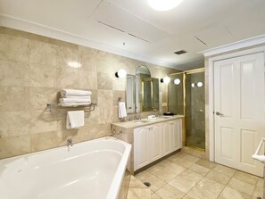 Family Apartment, 2 Bedrooms, Non Smoking, Balcony | Bilik Mandi | Pengering rambut, tuala disediakan 