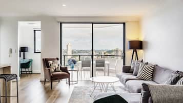 Departamento de lujo, 1 habitación, vista al puerto (Study) | Área de sala de estar | Televisión LCD y reproductor de DVD