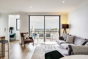 Departamento de lujo, 1 habitación, vista al puerto (Study) | Área de sala de estar | Televisión LCD y reproductor de DVD