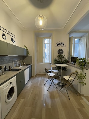 Kühlschrank, Mikrowelle