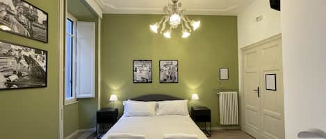 Tweepersoonskamer, privébadkamer | Donzen dekbedden, een bureau, een laptopwerkplek