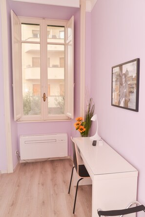 Daunenbettdecken, Schreibtisch, laptopgeeigneter Arbeitsplatz