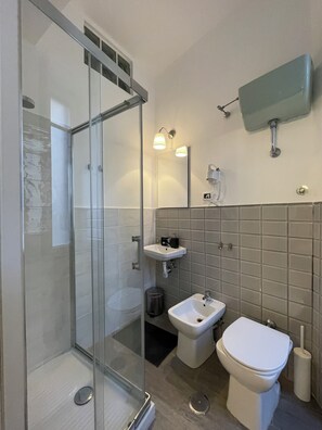Dobbeltværelse - privat badeværelse | Badeværelse | Gratis toiletartikler, bidet, håndklæder