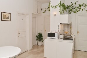 Frigorifero nell'area comune, forno a microonde nell'area comune