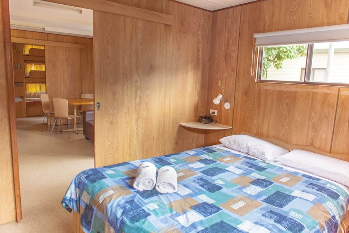 Standard-Ferienhütte, 2 Schlafzimmer | 1 Schlafzimmer, Verdunkelungsvorhänge, Bügeleisen/Bügelbrett