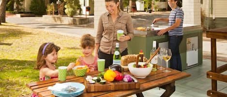 Una preparación para picnic con una mesa, comida y bebidas.