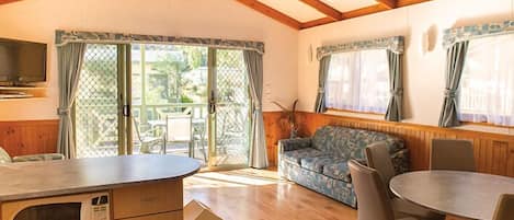 Villa Deluxe, 2 habitaciones | Zona de estar | Televisión de pantalla plana de 32 pulgadas con canales digitales