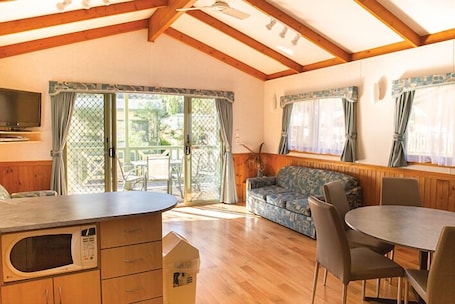 Televisión de pantalla plana, reproductor de DVD. BIG4 Crystal Brook Tourist Park