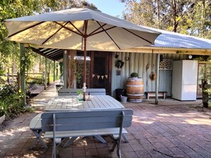 Casa de campo familiar, 3 habitaciones, chimenea | 1 habitación, decoración personalizada, muebles diferentes y escritorio 