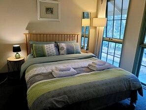 Familie-småhus, 2 soverom, tekjøkken, ved innsjø | 1 soverom, individuelt dekorert, individuelt innredet og skrivebord