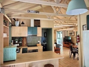 Casa de campo familiar, 3 habitaciones, chimenea | Cocina privada | Refrigerador, microondas, parrilla de estufa y tetera eléctrica 