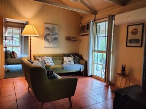 Familie-alpehytte, 2 soverom, badekar, ved innsjø | Oppholdsområde | LED-TV og DVD-spiller