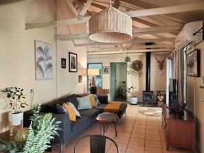 Casa de campo familiar, 3 habitaciones, chimenea | Área de sala de estar | Televisión LED y reproductor de DVD 