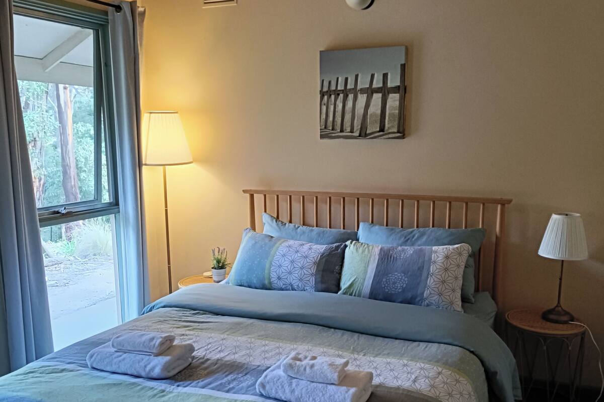Pillowood Cottage 10 (1Q+2S) & Woodfire | 1 bedroom, desk, laptop workspace, soundproofing
