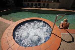Outdoor spa tub - Aruba Beach Resort (Broadbeach)