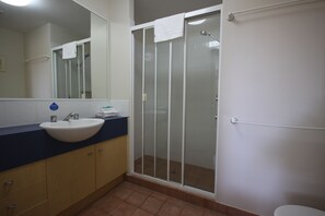 Free toiletries, hair dryer, towels, soap - Aruba Beach Resort (Broadbeach)