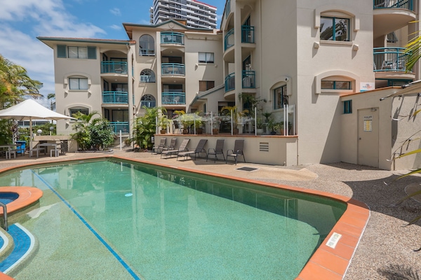 Outdoor pool, pool umbrellas, sun loungers